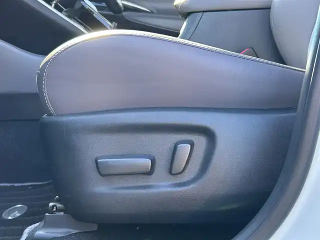 トヨタ ハリアー プレミアム スタイルアッシュ 愛媛県 2016(平28)年 8.4万km ホワイトパールクリスタルシャイン ディーラーオプション純正ナビ/BT/AM・FM/CD/DVD/フルセグTV/ETC/前方ドライブレコーダー/バックカメラ/クルーズコントロール/レーンキープアシスト/衝突軽減システム/横滑り防止装置/ステアリングスイッチ/D+N席パワーシート・シートヒーター/モデリスタエアロパーツ/アルパインツイータ－/純正フロアマット/純正アルミホイール