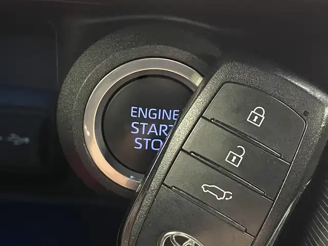 トヨタ ハリアー G 道央・札幌 2022(令4)年 5.6万km プレシャスブラックパール ・4WD/・寒冷地仕様/・純正ディスプレイオーディオ（コネクティッドナビ）/　Miracast/BT/USB/AUX/フルセグTV/・ステアリングスイッチ/・バックカメラ/・ビルトインETC/・純正エンジンスターター/・デジタルインナーミラー/・トヨタセーフティセンス/　PCS/PKSB/LTA/RSA/　先行車発進告知/後退速度抑制/・クリアランスソナー前後/・レーダークルーズコントロール/・横滑り防止装置/・電動パーキングブレーキ/・オートブレーキホールド/・MTモード付AT/・DRIVEモード切替/・オートマチックハイビーム/・オートライト/・LEDヘッドライト/・LEDフォグランプ/・リヤフォグランプ/・ドアミラーウィンカー/・ミラーヒーター/・オートリトラクタブルミラー/・パワーバックドア/・ハーフレザーシート/・D+N席パワーシート/・純正１８インチAW/・純正フロアマット/・ドアバイザー/・プッシュスタート/・スマートキー/・スペアキー/・取/保