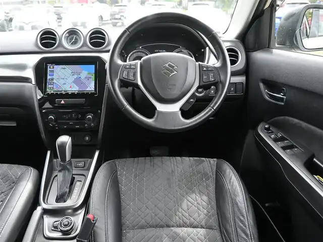 スズキ エスクード 1．4 ターボ 千葉県 2019(令1)年 4.2万km サバンナアイボリーメタリック/ブラック 2トーンルーフ スズキセーフティサポート/レーダークルーズコントロール/アイドリングストップ/社外SDナビ/地デジTV/【DVD/CD再生機能　Bluetooth接続】/バックカメラ/ハーフレザーシート/前席シートヒーター/革巻きステアリング/ステアリングスイッチ/パドルシフト/ETC/ウインカーミラー/純正17インチアルミホイル/サイド/カーテンエアバッグ/携帯リモコン
