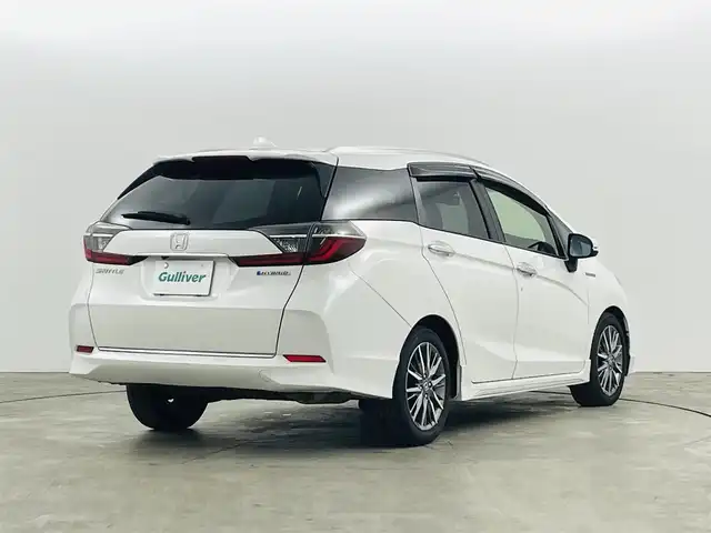 ホンダ シャトル ハイブリッド Z ホンダセンシング 福島県 2022(令4)年 6.5万km プラチナホワイトパール ホンダセンシング/・衝突軽減ブレーキ（CMBS）/・誤発進抑制機能/・路外逸脱抑制機能/・アダプティブクルーズコントロール（ACC）/・車線維持支援システム（LKAS）/・先行車発進お知らせ機能/・標識認識機能/純正ナビ：VXM-215VFEi/・フルセグ/BT/CD/DVD/SD/FM/AM/USB/・バックカメラ/・ビルトインETC/社外前後ドライブレコーダー/革巻きステアリング/・ステアリングスイッチ/・パドルシフト/ハーフレザーシート/・シートヒーター/LEDヘッドライト/・LEDフォグランプ/・オートライト/電動格納ミラー/・ウィンカーミラー/純正フロアマット/ドアバイザー/スマートキー/・プッシュスタート