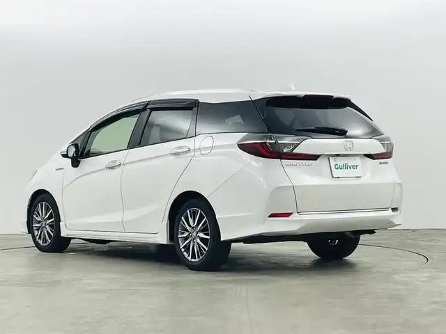ホンダ シャトル ハイブリッド Z ホンダセンシング 福島県 2022(令4)年 6.5万km プラチナホワイトパール ホンダセンシング/・衝突軽減ブレーキ（CMBS）/・誤発進抑制機能/・路外逸脱抑制機能/・アダプティブクルーズコントロール（ACC）/・車線維持支援システム（LKAS）/・先行車発進お知らせ機能/・標識認識機能/純正ナビ：VXM-215VFEi/・フルセグ/BT/CD/DVD/SD/FM/AM/USB/・バックカメラ/・ビルトインETC/社外前後ドライブレコーダー/革巻きステアリング/・ステアリングスイッチ/・パドルシフト/ハーフレザーシート/・シートヒーター/LEDヘッドライト/・LEDフォグランプ/・オートライト/電動格納ミラー/・ウィンカーミラー/純正フロアマット/ドアバイザー/スマートキー/・プッシュスタート
