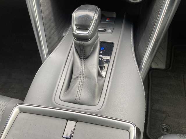 トヨタ ハリアー ハイブリッド Z レザーパッケージ 佐賀県 2021(令3)年 4.4万km ホワイトパールクリスタルシャイン モデリスタエアロ/JBLサウンドシステム/純正12.3インチナビ/パノラマミックビューモニター/プリクラッシュセーフティ/レーンディパーチャーアラート/オートハイビーム/アダプティブクルーズコントロール/ブラインドスポットモニター/クリアランスソナー/リアクロストラフィックアラート/ヘッドアップディスプレイ/デジタルインナーミラー（前方録画機能付き）/電動パーキングブレーキ/オートブレーキホールド/レザーシート/シートヒーター/エアシート/メモリパワーシートシート/ステアリングヒーター/パワーバックドア/ビルトインETC2.0 /プッシュスタート/スマートキー/LEDヘッドライト/フォグライト/純正アルミホイール/社外シーケンシャルウィンカー（リア）
