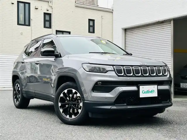 クライスラー・ジープ ジープ コンパス ロンジチュード 神奈川県 2021(令3)年 4.3万km グレーＭ ワンオーナー/純正ディスプレイオーディオ/・Android Auto/Bluetooth/ラジオ/バックカメラ/ルーフレール/前後ドライブレコーダー/パーキングアシスト/アイドリングストップ/クリアランスソナー/レーダークルーズコントロール/ブラインドスポットモニター/車線逸脱警報装置/黒ハーフレザーシート/革巻きシフトノブ/革巻きステアリング/ETC/純正17インチアルミホイール/純正LEDヘッドライト/スマートキー×2/プッシュEgスタート/ストップ/取扱説明書/新車時保証書