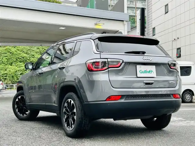 クライスラー・ジープ ジープ コンパス ロンジチュード 神奈川県 2021(令3)年 4.3万km グレーＭ ワンオーナー/純正ディスプレイオーディオ/・Android Auto/Bluetooth/ラジオ/バックカメラ/ルーフレール/前後ドライブレコーダー/パーキングアシスト/アイドリングストップ/クリアランスソナー/レーダークルーズコントロール/ブラインドスポットモニター/車線逸脱警報装置/黒ハーフレザーシート/革巻きシフトノブ/革巻きステアリング/ETC/純正17インチアルミホイール/純正LEDヘッドライト/スマートキー×2/プッシュEgスタート/ストップ/取扱説明書/新車時保証書