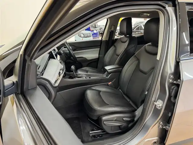 クライスラー・ジープ ジープ コンパス ロンジチュード 群馬県 2021(令3)年 4.3万km グレーＭ 安全装備/・衝突軽減ブレーキ/・クルーズコントロール/・クリアランスソナー/・ブラインドスポット/・レーンキープアシスト/・オートライト/・横滑り防止/純正10.1インチナビ/・AM/FM/USB/・Bluetooth/バックカメラ/前後ドライブレコーダー/LEDヘッドライト/LEDフォグランプ/ETC/純正フロアマット/プッシュスタート/スマートキー