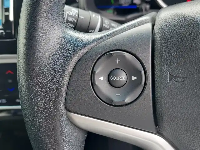 ホンダ フィット ハイブリット Lパッケージ 東京都 2015(平27)年 6.4万km ホワイトオーキッドパール あんしんパッケージ/・シティブレーキアクティブシステム/クルーズコントロール/プッシュスタート/純正ナビ/フルセグTV/バックカメラ/ETC/ハーフレザーシート/LEDヘッドライト/オートライト/ドアバイザー/スマートキー