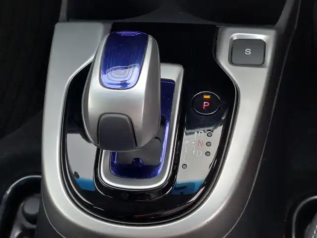 ホンダ フィット ハイブリット Lパッケージ 東京都 2015(平27)年 6.4万km ホワイトオーキッドパール あんしんパッケージ/・シティブレーキアクティブシステム/クルーズコントロール/プッシュスタート/純正ナビ/フルセグTV/バックカメラ/ETC/ハーフレザーシート/LEDヘッドライト/オートライト/ドアバイザー/スマートキー