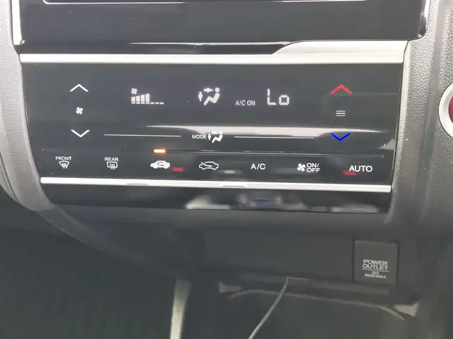 ホンダ フィット ハイブリット Lパッケージ 東京都 2015(平27)年 6.4万km ホワイトオーキッドパール あんしんパッケージ/・シティブレーキアクティブシステム/クルーズコントロール/プッシュスタート/純正ナビ/フルセグTV/バックカメラ/ETC/ハーフレザーシート/LEDヘッドライト/オートライト/ドアバイザー/スマートキー