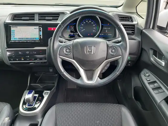 ホンダ フィット ハイブリット Lパッケージ 東京都 2015(平27)年 6.4万km ホワイトオーキッドパール あんしんパッケージ/・シティブレーキアクティブシステム/クルーズコントロール/プッシュスタート/純正ナビ/フルセグTV/バックカメラ/ETC/ハーフレザーシート/LEDヘッドライト/オートライト/ドアバイザー/スマートキー