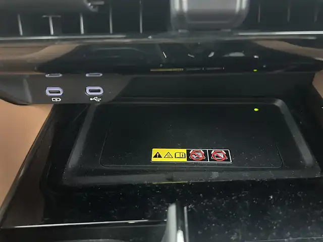 トヨタ ヴェルファイア ハイブリット Z プレミア 熊本県 2023(令5)年 2万km ブラック 禁煙車　/左右独立ムーンルーフ　/純正１４インチディスプレイオーディオ（BT・フルセグ・USB・HDMI）/全周囲カメラ　/純正12.1型フリップダウンモニター　/ミラー型ドライブレコーダー　/ビルトインETC2.0/100V充電/両側パワースライドドア　/前後クリアランスソナー/パワーバックドア/前席・2列目シートヒーター/前席・2列目エアーシート/前席パワーシート/オットマン/置くだけ充電/衝突軽減ブレーキ/レーンキープアシスト/ブラインドスポットモニター/横滑り防止/純正フロアマット/純正19インチAW/オートライト/オートマチックハイビーム/LEDヘッドライト/フォグランプ/スマートキー/プッシュスタート/スペアキー1本/保証書/取扱説明書