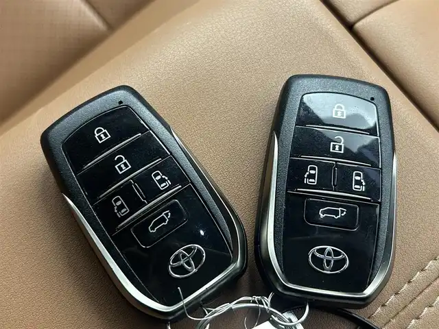 トヨタ ヴェルファイア ハイブリット Z プレミア 熊本県 2023(令5)年 2万km ブラック 禁煙車　/左右独立ムーンルーフ　/純正１４インチディスプレイオーディオ（BT・フルセグ・USB・HDMI）/全周囲カメラ　/純正12.1型フリップダウンモニター　/ミラー型ドライブレコーダー　/ビルトインETC2.0/100V充電/両側パワースライドドア　/前後クリアランスソナー/パワーバックドア/前席・2列目シートヒーター/前席・2列目エアーシート/前席パワーシート/オットマン/置くだけ充電/衝突軽減ブレーキ/レーンキープアシスト/ブラインドスポットモニター/横滑り防止/純正フロアマット/純正19インチAW/オートライト/オートマチックハイビーム/LEDヘッドライト/フォグランプ/スマートキー/プッシュスタート/スペアキー1本/保証書/取扱説明書