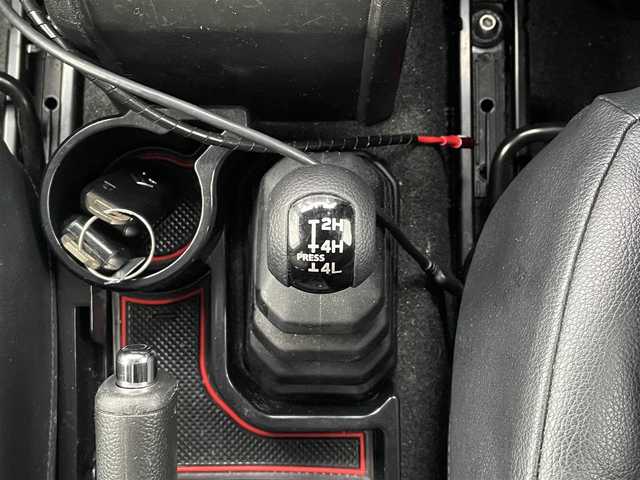 スズキ ジムニー シエラ JC 香川県 2020(令2)年 6.9万km ブルーイッシュブラックパール3 Panasonicナビ　/バックカメラ　/ルーフキャリア　/純正マッドガード　/ドライブレコーダー　/クルーズコントロール　/衝突被害軽減システム　/車線逸脱防止装置　/D/N席シートヒーター　/ダウンヒルアシストコントロール/ETC/電格ミラー/ヒートミラー/後付けスマホ置き/センターコンソール/ヘッドライトウォッシャー/純正レザー調シートカバー/ISOFIX/シガーソケット/純正ドアバイザー/現状ランフラットタイヤ(純正AW)(LT215/75/R15)/YOKOHAMA GEOLANDAR M/T G003