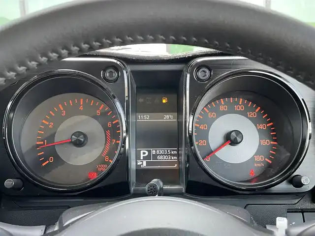 スズキ ジムニー シエラ JC 香川県 2020(令2)年 6.9万km ブルーイッシュブラックパール3 登録時走行距離：68303km/パナソニック製8型ナビ/　CD DVD BT フルセグTV/バックカメラ/ビルトインETC/ドライブレコーダー/衝突被害軽減装置/レーンキープアシスト/クルーズコントロール/ダウンヒルアシストコントロール/LEDヘッドライト/オートライト/フォグランプ/ヘッドライトウォッシャー/純正マッドガード/ルーフキャリア/背面タイヤ/電動格納ミラー/ヒーテッドドアミラー/純正革調シートカバー/シートヒーター/プッシュスタート/スマートキー/スペアキー