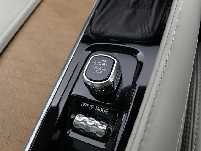 ボルボ Ｖ９０ D4 インスクリプション 宮城県 2018(平30)年 3.4万km ライトブルーＭ /サンルーフ//レザーシート//ACC//BSM//ハーマンカードンサウンド//カラーHUD//クリアランスソナー//ドライブレコーダー前後//ブロンドレザーシート　//４ゾーンＡＣ　//３６０°カメラ　//ＣｉｔｙＳａｆｅｔｙ　//前後シートＨ　//ステアリングＨ　//パワーテールゲート　//１８ｉｎＡＷ//純正ルーフキャリア