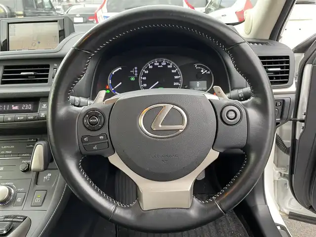 レクサス ＣＴ 200h 滋賀県 2017(平29)年 5.2万km ソニッククォーツ 純正ナビ　Bluetooth/DVD/CD/フルセグ/バックカメラ/LEDヘッドライト/オートライト/ビルトインETC2.0/シートヒーター(前席)/パドルシフト/ステアリングスイッチ/合皮シートカバー/プッシュスタート/スマートキー/純正フロアマット