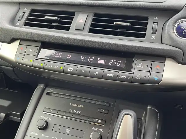 レクサス ＣＴ 200h 滋賀県 2017(平29)年 5.2万km ソニッククォーツ 純正ナビ　Bluetooth/DVD/CD/フルセグ/バックカメラ/LEDヘッドライト/オートライト/ビルトインETC2.0/シートヒーター(前席)/パドルシフト/ステアリングスイッチ/合皮シートカバー/プッシュスタート/スマートキー/純正フロアマット