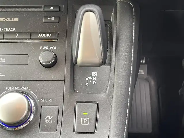 レクサス ＣＴ 200h 滋賀県 2017(平29)年 5.2万km ソニッククォーツ 純正ナビ　Bluetooth/DVD/CD/フルセグ/バックカメラ/LEDヘッドライト/オートライト/ビルトインETC2.0/シートヒーター(前席)/パドルシフト/ステアリングスイッチ/合皮シートカバー/プッシュスタート/スマートキー/純正フロアマット