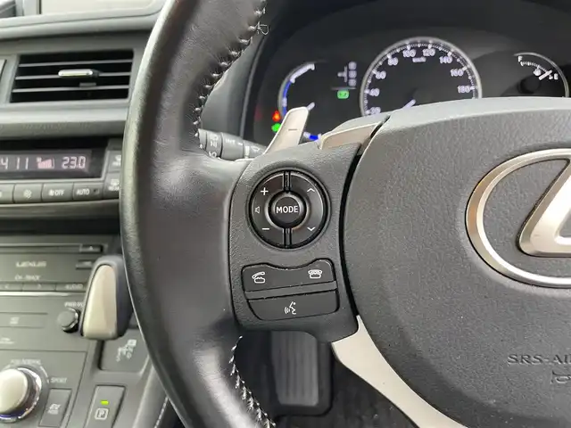 レクサス ＣＴ 200h 滋賀県 2017(平29)年 5.2万km ソニッククォーツ 純正ナビ　Bluetooth/DVD/CD/フルセグ/バックカメラ/LEDヘッドライト/オートライト/ビルトインETC2.0/シートヒーター(前席)/パドルシフト/ステアリングスイッチ/合皮シートカバー/プッシュスタート/スマートキー/純正フロアマット