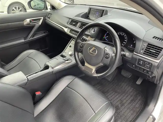 レクサス ＣＴ 200h 滋賀県 2017(平29)年 5.2万km ソニッククォーツ 純正ナビ　Bluetooth/DVD/CD/フルセグ/バックカメラ/LEDヘッドライト/オートライト/ビルトインETC2.0/シートヒーター(前席)/パドルシフト/ステアリングスイッチ/合皮シートカバー/プッシュスタート/スマートキー/純正フロアマット