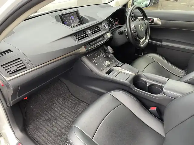レクサス ＣＴ 200h 滋賀県 2017(平29)年 5.2万km ソニッククォーツ 純正ナビ　Bluetooth/DVD/CD/フルセグ/バックカメラ/LEDヘッドライト/オートライト/ビルトインETC2.0/シートヒーター(前席)/パドルシフト/ステアリングスイッチ/合皮シートカバー/プッシュスタート/スマートキー/純正フロアマット