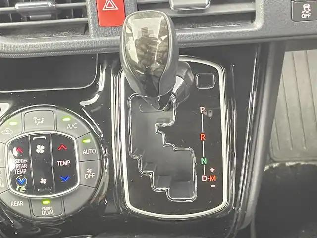 トヨタ ノア Si ダブルバイビーⅢ 千葉県 2020(令2)年 7万km ホワイトパールクリスタルシャイン 禁煙車/プリクラッシュセーフティ（PCS）/パーキングサポートブレーキ（PKSB）/レーンディパーチャーアラート（LDA）/純正10インチナビ/・NSZN-Z68T/・CD/DVD/BT/フルセグ/純正12.1インチフリップダウンモニター/ハーフレザーシート/クリアランスソナー/クルーズコントロール/両側電動スライドドア/LEDヘッドライト/オートライト/ビルトインETC2.0/アイドリングストップ