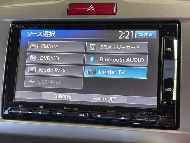 ホンダ フリード Gエアロ 神奈川県 2015(平27)年 4.2万km スーパープラチナメタリック 純正7インチナビ/車線逸脱警報/革ステアリング/バックカメラ/ハーフレザーシート/両側パワースライドドア/横滑り防止装置/ETC/LEDヘッドライト/オートライト/ウィンカーミラー/電動格納ミラー/純正15インチAW/スマートキー/フロアマット/純正エアロ（サイド・リア）