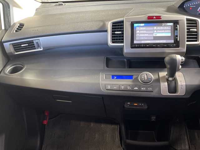 ホンダ フリード Gエアロ 神奈川県 2015(平27)年 4.2万km スーパープラチナメタリック 純正7インチナビ/車線逸脱警報/革ステアリング/バックカメラ/ハーフレザーシート/両側パワースライドドア/横滑り防止装置/ETC/LEDヘッドライト/オートライト/ウィンカーミラー/電動格納ミラー/純正15インチAW/スマートキー/フロアマット/純正エアロ（サイド・リア）