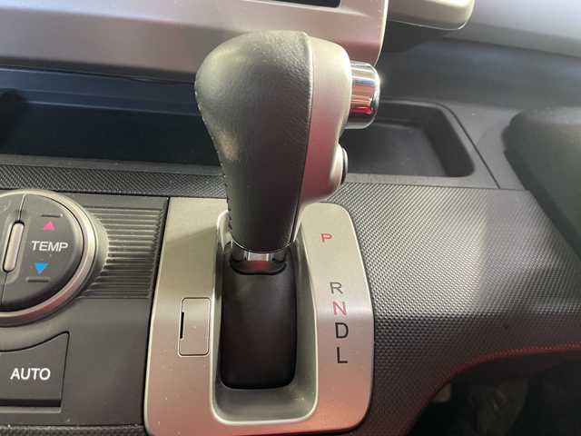 ホンダ フリード Gエアロ 神奈川県 2015(平27)年 4.2万km スーパープラチナメタリック 純正7インチナビ/車線逸脱警報/革ステアリング/バックカメラ/ハーフレザーシート/両側パワースライドドア/横滑り防止装置/ETC/LEDヘッドライト/オートライト/ウィンカーミラー/電動格納ミラー/純正15インチAW/スマートキー/フロアマット/純正エアロ（サイド・リア）