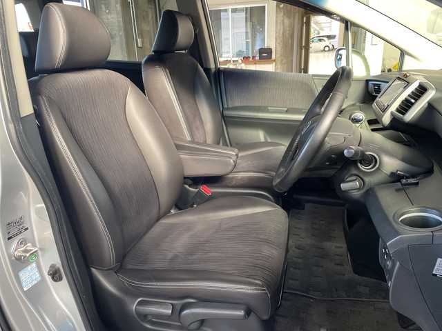 ホンダ フリード Gエアロ 神奈川県 2015(平27)年 4.2万km スーパープラチナメタリック 純正7インチナビ/車線逸脱警報/革ステアリング/バックカメラ/ハーフレザーシート/両側パワースライドドア/横滑り防止装置/ETC/LEDヘッドライト/オートライト/ウィンカーミラー/電動格納ミラー/純正15インチAW/スマートキー/フロアマット/純正エアロ（サイド・リア）