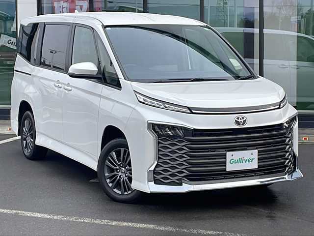 トヨタ ヴォクシー S－G 道東・釧路十勝 2023(令5)年 4.5万km ホワイトパールクリスタルシャイン ・4WD/・純正ディスプレイオーディオ/（ナビ BT CD DVD USB HDMI TV）/・両側パワースライドドア/・バックカメラ /・トヨタセーフティセンス/・プリクラッシュセーフティ/・レーントレーシングアシスト/・レーダークルーズコントロール/・ロードサインアシスト/・ドライバー異常時対応システム/・パーキングサポートブレーキ/・クリアランスソナー/・横滑り防止装置/・ビルトインETC2.0/・ステアリングスイッチ/・社外フロアマット/・電動格納ミラー/・LEDヘッドライト/・オートライト/・オートマチックハイビーム/・スマートキー/・スペアキー/・保証書/・取扱説明書
