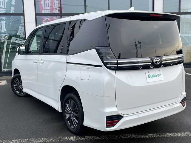 トヨタ ヴォクシー S－G 道東・釧路十勝 2023(令5)年 4.5万km ホワイトパールクリスタルシャイン ・4WD/・純正ディスプレイオーディオ/（ナビ BT CD DVD USB HDMI TV）/・両側パワースライドドア/・バックカメラ /・トヨタセーフティセンス/・プリクラッシュセーフティ/・レーントレーシングアシスト/・レーダークルーズコントロール/・ロードサインアシスト/・ドライバー異常時対応システム/・パーキングサポートブレーキ/・クリアランスソナー/・横滑り防止装置/・ビルトインETC2.0/・ステアリングスイッチ/・社外フロアマット/・電動格納ミラー/・LEDヘッドライト/・オートライト/・オートマチックハイビーム/・スマートキー/・スペアキー/・保証書/・取扱説明書