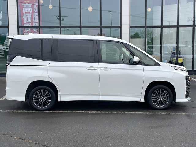 トヨタ ヴォクシー S－G 道東・釧路十勝 2023(令5)年 4.5万km ホワイトパールクリスタルシャイン ・4WD/・純正ディスプレイオーディオ/（ナビ BT CD DVD USB HDMI TV）/・両側パワースライドドア/・バックカメラ /・トヨタセーフティセンス/・プリクラッシュセーフティ/・レーントレーシングアシスト/・レーダークルーズコントロール/・ロードサインアシスト/・ドライバー異常時対応システム/・パーキングサポートブレーキ/・クリアランスソナー/・横滑り防止装置/・ビルトインETC2.0/・ステアリングスイッチ/・社外フロアマット/・電動格納ミラー/・LEDヘッドライト/・オートライト/・オートマチックハイビーム/・スマートキー/・スペアキー/・保証書/・取扱説明書