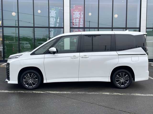 トヨタ ヴォクシー S－G 道東・釧路十勝 2023(令5)年 4.5万km ホワイトパールクリスタルシャイン ・4WD/・純正ディスプレイオーディオ/（ナビ BT CD DVD USB HDMI TV）/・両側パワースライドドア/・バックカメラ /・トヨタセーフティセンス/・プリクラッシュセーフティ/・レーントレーシングアシスト/・レーダークルーズコントロール/・ロードサインアシスト/・ドライバー異常時対応システム/・パーキングサポートブレーキ/・クリアランスソナー/・横滑り防止装置/・ビルトインETC2.0/・ステアリングスイッチ/・社外フロアマット/・電動格納ミラー/・LEDヘッドライト/・オートライト/・オートマチックハイビーム/・スマートキー/・スペアキー/・保証書/・取扱説明書