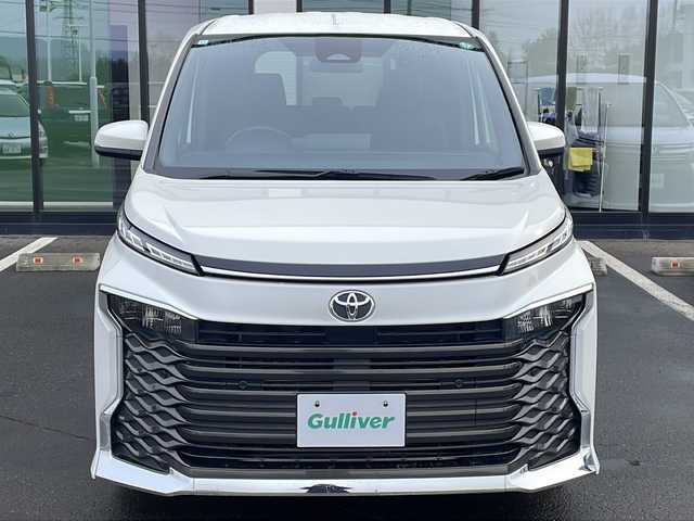 トヨタ ヴォクシー S－G 道東・釧路十勝 2023(令5)年 4.5万km ホワイトパールクリスタルシャイン ・4WD/・純正ディスプレイオーディオ/（ナビ BT CD DVD USB HDMI TV）/・両側パワースライドドア/・バックカメラ /・トヨタセーフティセンス/・プリクラッシュセーフティ/・レーントレーシングアシスト/・レーダークルーズコントロール/・ロードサインアシスト/・ドライバー異常時対応システム/・パーキングサポートブレーキ/・クリアランスソナー/・横滑り防止装置/・ビルトインETC2.0/・ステアリングスイッチ/・社外フロアマット/・電動格納ミラー/・LEDヘッドライト/・オートライト/・オートマチックハイビーム/・スマートキー/・スペアキー/・保証書/・取扱説明書