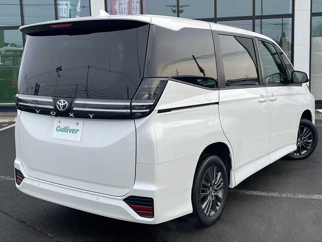 トヨタ ヴォクシー S－G 道東・釧路十勝 2023(令5)年 4.5万km ホワイトパールクリスタルシャイン ・4WD/・純正ディスプレイオーディオ/（ナビ BT CD DVD USB HDMI TV）/・両側パワースライドドア/・バックカメラ /・トヨタセーフティセンス/・プリクラッシュセーフティ/・レーントレーシングアシスト/・レーダークルーズコントロール/・ロードサインアシスト/・ドライバー異常時対応システム/・パーキングサポートブレーキ/・クリアランスソナー/・横滑り防止装置/・ビルトインETC2.0/・ステアリングスイッチ/・社外フロアマット/・電動格納ミラー/・LEDヘッドライト/・オートライト/・オートマチックハイビーム/・スマートキー/・スペアキー/・保証書/・取扱説明書