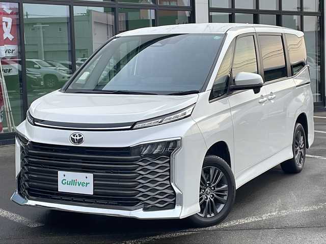 トヨタ ヴォクシー S－G 道東・釧路十勝 2023(令5)年 4.5万km ホワイトパールクリスタルシャイン ・4WD/・純正ディスプレイオーディオ/（ナビ BT CD DVD USB HDMI TV）/・両側パワースライドドア/・バックカメラ /・トヨタセーフティセンス/・プリクラッシュセーフティ/・レーントレーシングアシスト/・レーダークルーズコントロール/・ロードサインアシスト/・ドライバー異常時対応システム/・パーキングサポートブレーキ/・クリアランスソナー/・横滑り防止装置/・ビルトインETC2.0/・ステアリングスイッチ/・社外フロアマット/・電動格納ミラー/・LEDヘッドライト/・オートライト/・オートマチックハイビーム/・スマートキー/・スペアキー/・保証書/・取扱説明書