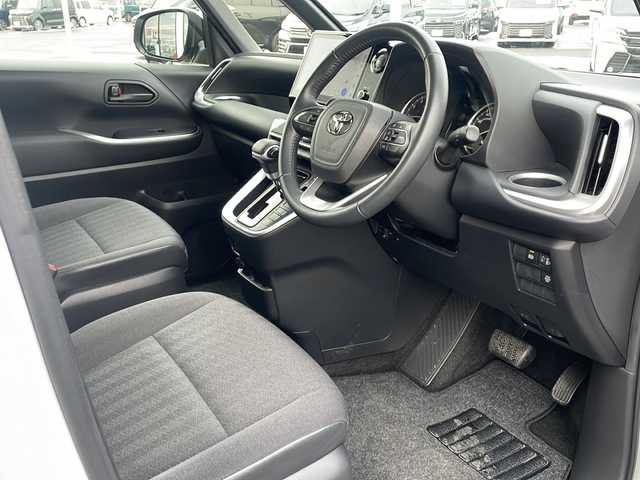 トヨタ ヴォクシー S－G 道東・釧路十勝 2023(令5)年 4.5万km ホワイトパールクリスタルシャイン ・4WD/・純正ディスプレイオーディオ/（ナビ BT CD DVD USB HDMI TV）/・両側パワースライドドア/・バックカメラ /・トヨタセーフティセンス/・プリクラッシュセーフティ/・レーントレーシングアシスト/・レーダークルーズコントロール/・ロードサインアシスト/・ドライバー異常時対応システム/・パーキングサポートブレーキ/・クリアランスソナー/・横滑り防止装置/・ビルトインETC2.0/・ステアリングスイッチ/・社外フロアマット/・電動格納ミラー/・LEDヘッドライト/・オートライト/・オートマチックハイビーム/・スマートキー/・スペアキー/・保証書/・取扱説明書