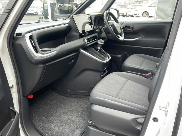 トヨタ ヴォクシー S－G 道東・釧路十勝 2023(令5)年 4.5万km ホワイトパールクリスタルシャイン ・4WD/・純正ディスプレイオーディオ/（ナビ BT CD DVD USB HDMI TV）/・両側パワースライドドア/・バックカメラ /・トヨタセーフティセンス/・プリクラッシュセーフティ/・レーントレーシングアシスト/・レーダークルーズコントロール/・ロードサインアシスト/・ドライバー異常時対応システム/・パーキングサポートブレーキ/・クリアランスソナー/・横滑り防止装置/・ビルトインETC2.0/・ステアリングスイッチ/・社外フロアマット/・電動格納ミラー/・LEDヘッドライト/・オートライト/・オートマチックハイビーム/・スマートキー/・スペアキー/・保証書/・取扱説明書