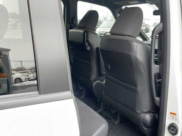 トヨタ ヴォクシー S－G 道東・釧路十勝 2023(令5)年 4.5万km ホワイトパールクリスタルシャイン ・4WD/・純正ディスプレイオーディオ/（ナビ BT CD DVD USB HDMI TV）/・両側パワースライドドア/・バックカメラ /・トヨタセーフティセンス/・プリクラッシュセーフティ/・レーントレーシングアシスト/・レーダークルーズコントロール/・ロードサインアシスト/・ドライバー異常時対応システム/・パーキングサポートブレーキ/・クリアランスソナー/・横滑り防止装置/・ビルトインETC2.0/・ステアリングスイッチ/・社外フロアマット/・電動格納ミラー/・LEDヘッドライト/・オートライト/・オートマチックハイビーム/・スマートキー/・スペアキー/・保証書/・取扱説明書