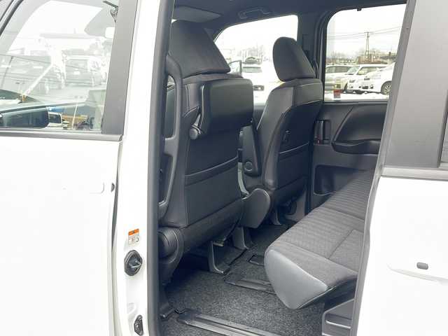 トヨタ ヴォクシー S－G 道東・釧路十勝 2023(令5)年 4.5万km ホワイトパールクリスタルシャイン ・4WD/・純正ディスプレイオーディオ/（ナビ BT CD DVD USB HDMI TV）/・両側パワースライドドア/・バックカメラ /・トヨタセーフティセンス/・プリクラッシュセーフティ/・レーントレーシングアシスト/・レーダークルーズコントロール/・ロードサインアシスト/・ドライバー異常時対応システム/・パーキングサポートブレーキ/・クリアランスソナー/・横滑り防止装置/・ビルトインETC2.0/・ステアリングスイッチ/・社外フロアマット/・電動格納ミラー/・LEDヘッドライト/・オートライト/・オートマチックハイビーム/・スマートキー/・スペアキー/・保証書/・取扱説明書