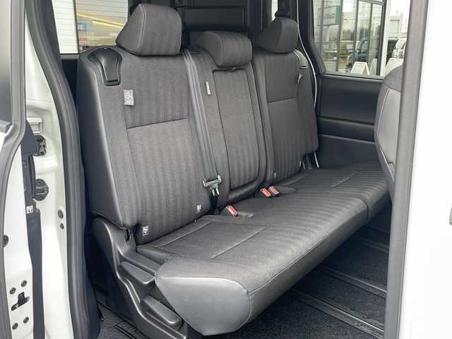 トヨタ ヴォクシー S－G 道東・釧路十勝 2023(令5)年 4.5万km ホワイトパールクリスタルシャイン ・4WD/・純正ディスプレイオーディオ/（ナビ BT CD DVD USB HDMI TV）/・両側パワースライドドア/・バックカメラ /・トヨタセーフティセンス/・プリクラッシュセーフティ/・レーントレーシングアシスト/・レーダークルーズコントロール/・ロードサインアシスト/・ドライバー異常時対応システム/・パーキングサポートブレーキ/・クリアランスソナー/・横滑り防止装置/・ビルトインETC2.0/・ステアリングスイッチ/・社外フロアマット/・電動格納ミラー/・LEDヘッドライト/・オートライト/・オートマチックハイビーム/・スマートキー/・スペアキー/・保証書/・取扱説明書