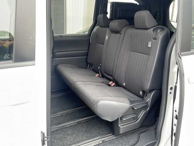 トヨタ ヴォクシー S－G 道東・釧路十勝 2023(令5)年 4.5万km ホワイトパールクリスタルシャイン ・4WD/・純正ディスプレイオーディオ/（ナビ BT CD DVD USB HDMI TV）/・両側パワースライドドア/・バックカメラ /・トヨタセーフティセンス/・プリクラッシュセーフティ/・レーントレーシングアシスト/・レーダークルーズコントロール/・ロードサインアシスト/・ドライバー異常時対応システム/・パーキングサポートブレーキ/・クリアランスソナー/・横滑り防止装置/・ビルトインETC2.0/・ステアリングスイッチ/・社外フロアマット/・電動格納ミラー/・LEDヘッドライト/・オートライト/・オートマチックハイビーム/・スマートキー/・スペアキー/・保証書/・取扱説明書