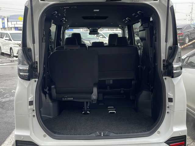 トヨタ ヴォクシー S－G 道東・釧路十勝 2023(令5)年 4.5万km ホワイトパールクリスタルシャイン ・4WD/・純正ディスプレイオーディオ/（ナビ BT CD DVD USB HDMI TV）/・両側パワースライドドア/・バックカメラ /・トヨタセーフティセンス/・プリクラッシュセーフティ/・レーントレーシングアシスト/・レーダークルーズコントロール/・ロードサインアシスト/・ドライバー異常時対応システム/・パーキングサポートブレーキ/・クリアランスソナー/・横滑り防止装置/・ビルトインETC2.0/・ステアリングスイッチ/・社外フロアマット/・電動格納ミラー/・LEDヘッドライト/・オートライト/・オートマチックハイビーム/・スマートキー/・スペアキー/・保証書/・取扱説明書