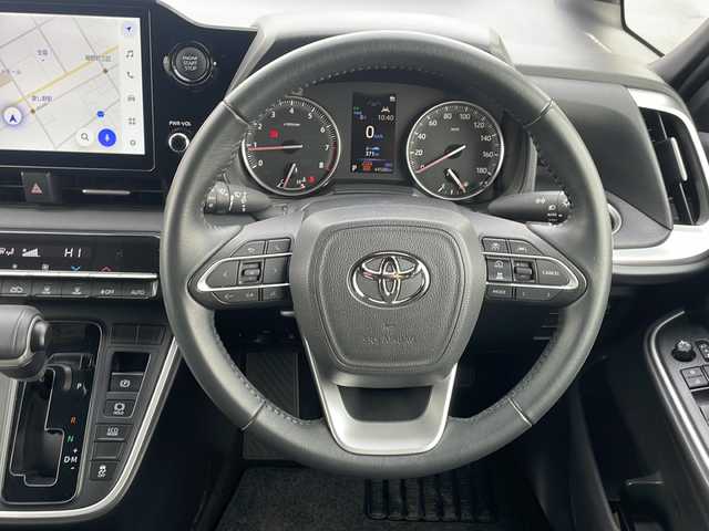 トヨタ ヴォクシー S－G 道東・釧路十勝 2023(令5)年 4.5万km ホワイトパールクリスタルシャイン ・4WD/・純正ディスプレイオーディオ/（ナビ BT CD DVD USB HDMI TV）/・両側パワースライドドア/・バックカメラ /・トヨタセーフティセンス/・プリクラッシュセーフティ/・レーントレーシングアシスト/・レーダークルーズコントロール/・ロードサインアシスト/・ドライバー異常時対応システム/・パーキングサポートブレーキ/・クリアランスソナー/・横滑り防止装置/・ビルトインETC2.0/・ステアリングスイッチ/・社外フロアマット/・電動格納ミラー/・LEDヘッドライト/・オートライト/・オートマチックハイビーム/・スマートキー/・スペアキー/・保証書/・取扱説明書