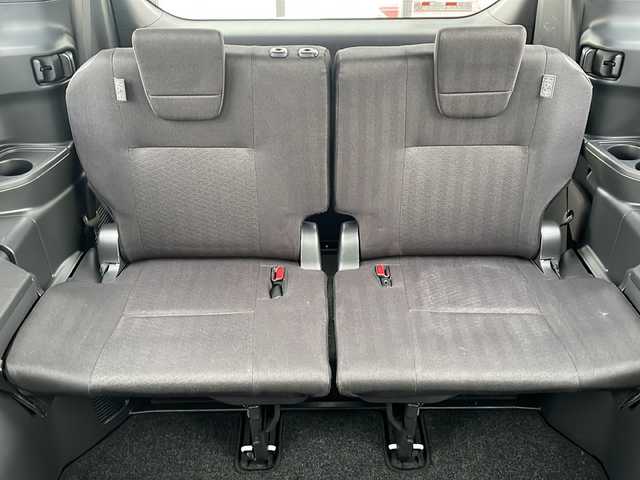 トヨタ ヴォクシー S－G 道東・釧路十勝 2023(令5)年 4.5万km ホワイトパールクリスタルシャイン ・4WD/・純正ディスプレイオーディオ/（ナビ BT CD DVD USB HDMI TV）/・両側パワースライドドア/・バックカメラ /・トヨタセーフティセンス/・プリクラッシュセーフティ/・レーントレーシングアシスト/・レーダークルーズコントロール/・ロードサインアシスト/・ドライバー異常時対応システム/・パーキングサポートブレーキ/・クリアランスソナー/・横滑り防止装置/・ビルトインETC2.0/・ステアリングスイッチ/・社外フロアマット/・電動格納ミラー/・LEDヘッドライト/・オートライト/・オートマチックハイビーム/・スマートキー/・スペアキー/・保証書/・取扱説明書