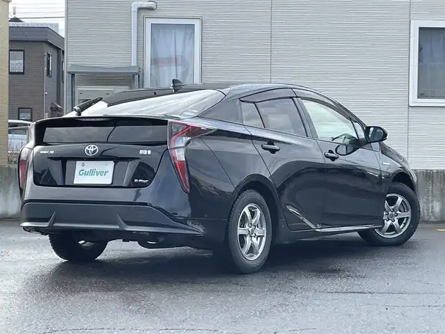 トヨタ プリウス S ツーリングセレクション 青森県 2016(平28)年 6.5万km アティチュードブラックマイカ ワンオーナー/ディーラー純正SDナビ（DSZT-YC4T）/　CD、DVD、SD、BT/フルセグTV/ビルトインETC/レザーシート/シートヒーター（D、N）/バックカメラ/社外15インチAWスタッドレスタイヤ/純正17インチAWサマータイヤ車載/寒冷地仕様/LEDヘッドライト/説明書/保証書/スペアキー×１