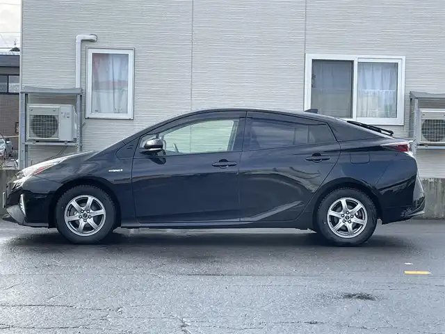 トヨタ プリウス S ツーリングセレクション 青森県 2016(平28)年 6.5万km アティチュードブラックマイカ ワンオーナー/ディーラー純正SDナビ（DSZT-YC4T）/　CD、DVD、SD、BT/フルセグTV/ビルトインETC/レザーシート/シートヒーター（D、N）/バックカメラ/社外15インチAWスタッドレスタイヤ/純正17インチAWサマータイヤ車載/寒冷地仕様/LEDヘッドライト/説明書/保証書/スペアキー×１