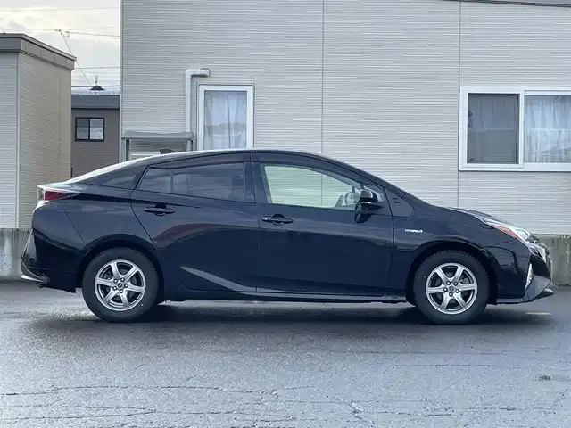 トヨタ プリウス S ツーリングセレクション 青森県 2016(平28)年 6.5万km アティチュードブラックマイカ ワンオーナー/ディーラー純正SDナビ（DSZT-YC4T）/　CD、DVD、SD、BT/フルセグTV/ビルトインETC/レザーシート/シートヒーター（D、N）/バックカメラ/社外15インチAWスタッドレスタイヤ/純正17インチAWサマータイヤ車載/寒冷地仕様/LEDヘッドライト/説明書/保証書/スペアキー×１