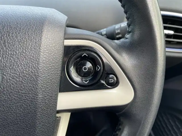 トヨタ プリウス S ツーリングセレクション 青森県 2016(平28)年 6.5万km アティチュードブラックマイカ ワンオーナー/ディーラー純正SDナビ（DSZT-YC4T）/　CD、DVD、SD、BT/フルセグTV/ビルトインETC/レザーシート/シートヒーター（D、N）/バックカメラ/社外15インチAWスタッドレスタイヤ/純正17インチAWサマータイヤ車載/寒冷地仕様/LEDヘッドライト/説明書/保証書/スペアキー×１