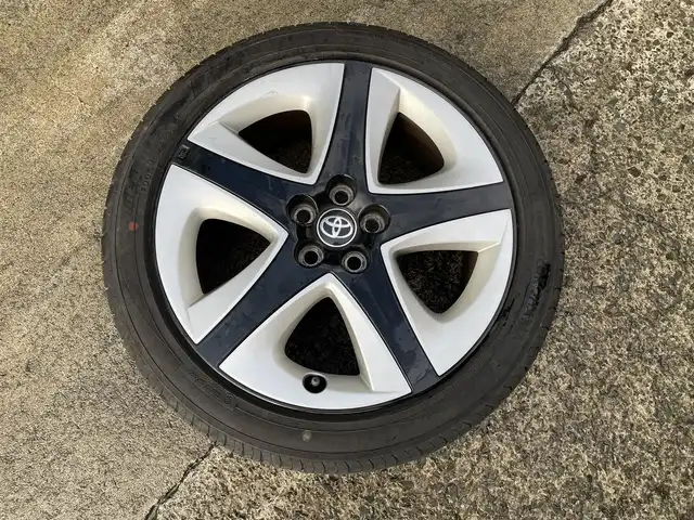 トヨタ プリウス S ツーリングセレクション 青森県 2016(平28)年 6.5万km アティチュードブラックマイカ ワンオーナー/ディーラー純正SDナビ（DSZT-YC4T）/　CD、DVD、SD、BT/フルセグTV/ビルトインETC/レザーシート/シートヒーター（D、N）/バックカメラ/社外15インチAWスタッドレスタイヤ/純正17インチAWサマータイヤ車載/寒冷地仕様/LEDヘッドライト/説明書/保証書/スペアキー×１